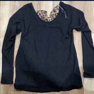 Blouse with lepeord bow.